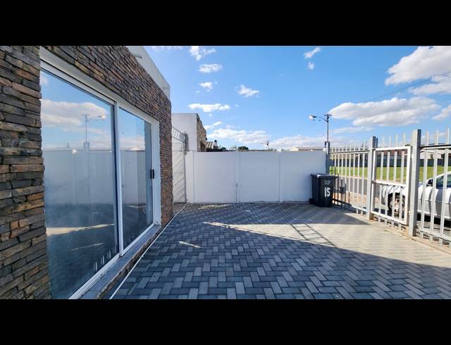 2 BEDROOM APARTMENT TO LET IN TOWNSEND ESTATE